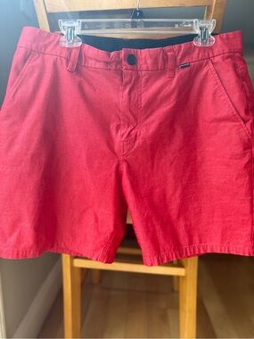 Hurley Men's  walk shorts/hybrid shorts featuring a 19" length